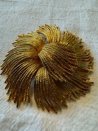 GOLD TONE VINTAGE BROOCH