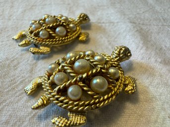 TWO VINTAGE TURTLE BROOCHERS