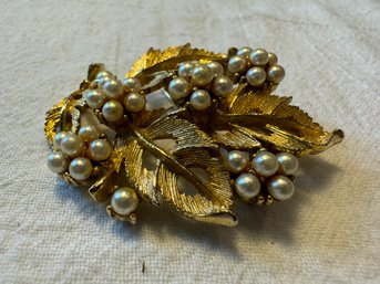 VINTAGE GOLD TONE AND PEARL BROOCH