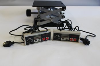 2 Nintendo Controllers