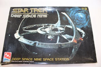 Star Trek Deep Space Nine Space Station 1/25000 Scale Model Kit Open New Box