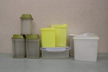 8 Plastic Storage Containers With Lids, Most Are Tupperware