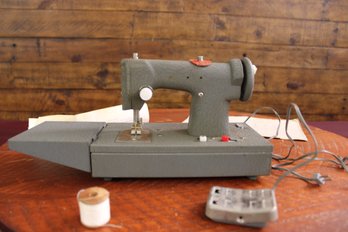 Vintage Sewet Children's Sewing Machine 1940s-1960s In Carrying Case