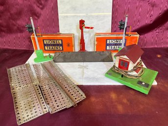 Lionel Electric Train  2 Automatic Block Signal And Control Lionelville Building 1 Stop Sign, And Other Parts