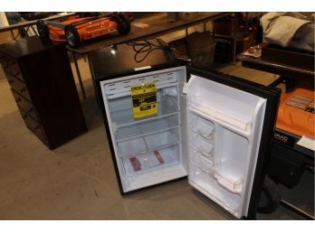 Magic Chef  Mini Fridge 4.4 Cu. Ft. Tested Works Great Scratch And Dent