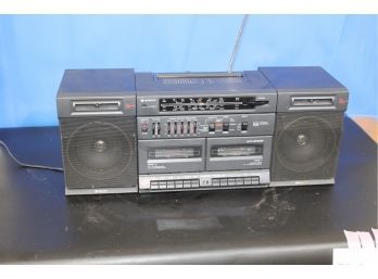 Hitachi Boom Box AM/FM, Dual Cassette With Graphic Equalizer And Detachable Speakers, Short & Medium Wave