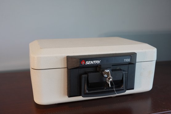 Great Conditions Sentry 1100 Lock Box With Key
