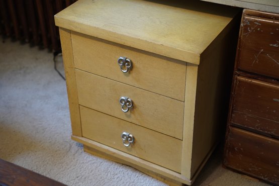 Wooden 3-drawer Nightstand, 22.5x15.5x26
