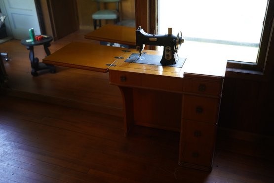 White Rotary Sewing Machine Table, 30x18x30