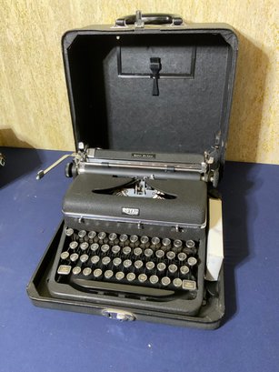 Royal Quite De Luxe Typewriter