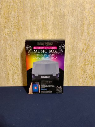 Holiday Brilliant Rhythm Of Lights Music Box New In Box