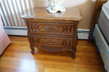 Traditional Thomasville 2-drawer Night Table With Dovetail Drawer Joints With Brass Pulls