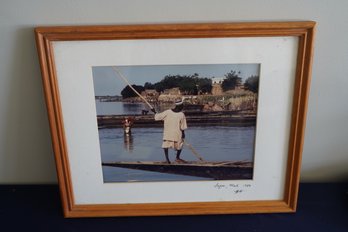 Signed Framed Color Photograph Of Man Steering A Boat - Mali 1986