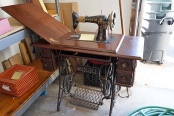 Antique Singer Sewing Machine In Wooden Case With Drawers