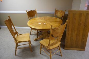 Great Condition Wood Round Top Table With 4 Chairs