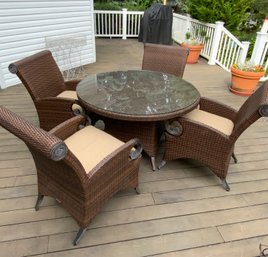 Beautiful Wicker Outdoor Table Set With 4 Chairs