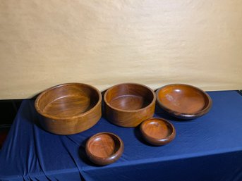 5 Piece Wooden Bowl Set Varying Sizes