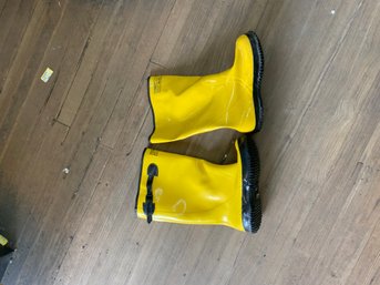 Mint Conditions Comfit Wear Yellow Slush Boots Size 9