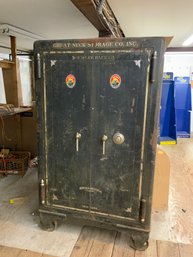 Great Neck Storage Co. INC Solid Safe On Wheels (read Info)