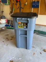 Great Condition-Rubbermaid 50 Gallon Wheeled Garbage Can