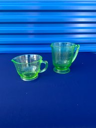 2 Pc Uranium/depression Glass Measuring Cups
