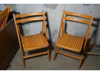 HAMPTON STYLE PAIR OF FOLDABLE WOOD CHAIRS