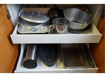 LOT OF KITCHEN ITEMS 2 DRAWS, INCLUDING TRAYS, PANS, MOLDS