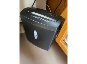 STAPLES BRAND PAPER SHREDDER, WORKING!