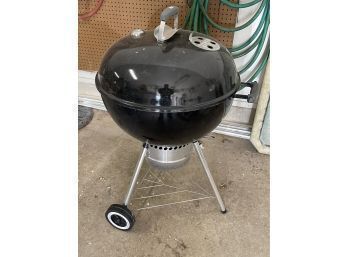 WEBER BBQ GRILL IN GOOD CONDITION ON WHEELS