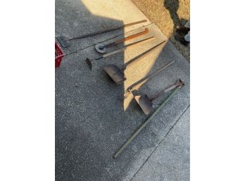 LOT OF ASSORTED GARDENING TOOLS