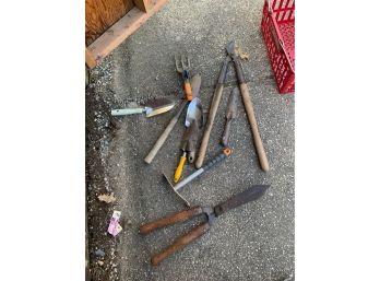 LOT OF ASSORTED GARDENING TOOLS