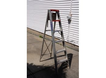 MEDIUM DUTY ALUMINUM LADDER