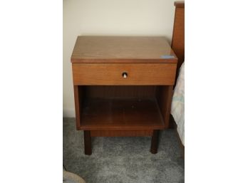 MID-CENTURY NIGHTSTAND WITH 1 DRAWER AND STORAGE