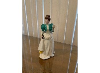 1995 PORCELAIN ALBEE AWARD FIGURINE GREEN DRESS (9.5 INCHES HEIGHT)