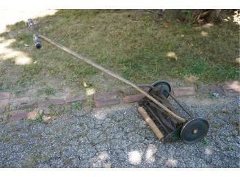 VINTAGE BLADE PUSH LAWN MOWER