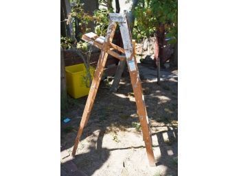 A CLASSIC 5FT WOOD PAINTERS LADDER