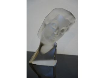 BEAUTIFUL GLASS FIGURINE OF A WOMEN'S HEAD, 8IN HIGH