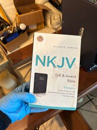 NKJV Gig & Award Bible