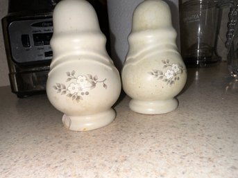 2 Set Of Pfaltzgraff Salt And Pepper Shaker Set, Heirloom Pattern