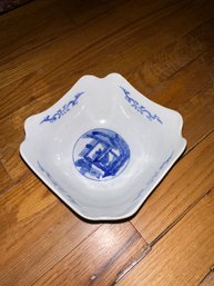 Vintage Chinese Blue And White Scalloped Bowl