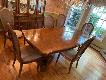 Dining Table With 6 Chairs And 2 Leafs Some Damage