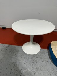 Pretty Modern Knoll Style Tulip Side Table Small