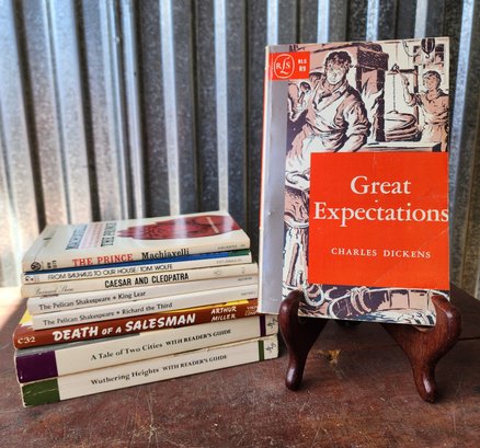 Assortment If Paperback Books Feat. GREAT EXPECTATIONS