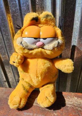 Vintage 8' 1981 Garfield Plush Figure