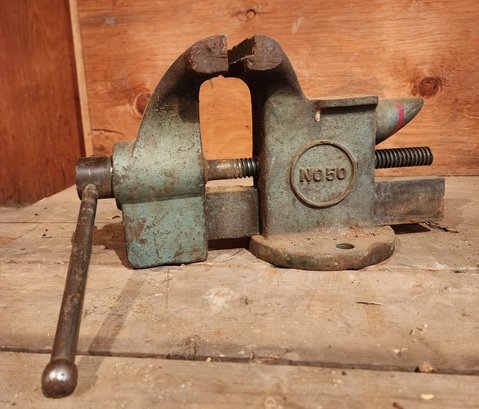 Vintage AMERICAN SCALE AND VISE No. 50 Bench Vise