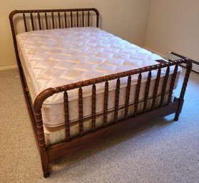 Vintage Wooden Spindle Design Bed Frame With Sealy Mattress