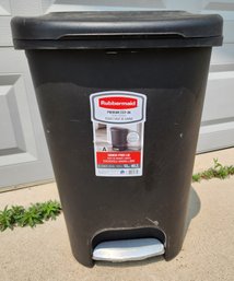 RUBBERMAID Premium Stepon Hands Free Lid Trash Bin