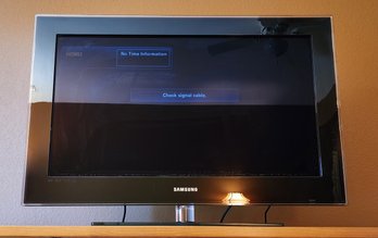 32' SAMSUNG Television With Remote