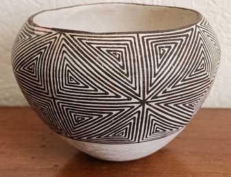 Vintage SIGNED New Mexico Native American Style Pottery Vessel