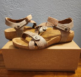TAOS FOOTWEAR Light Gray Sandals Women Size 9-9.5